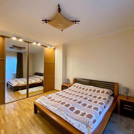 Family Apartment Near The University Chernivtsi Bagian luar foto
