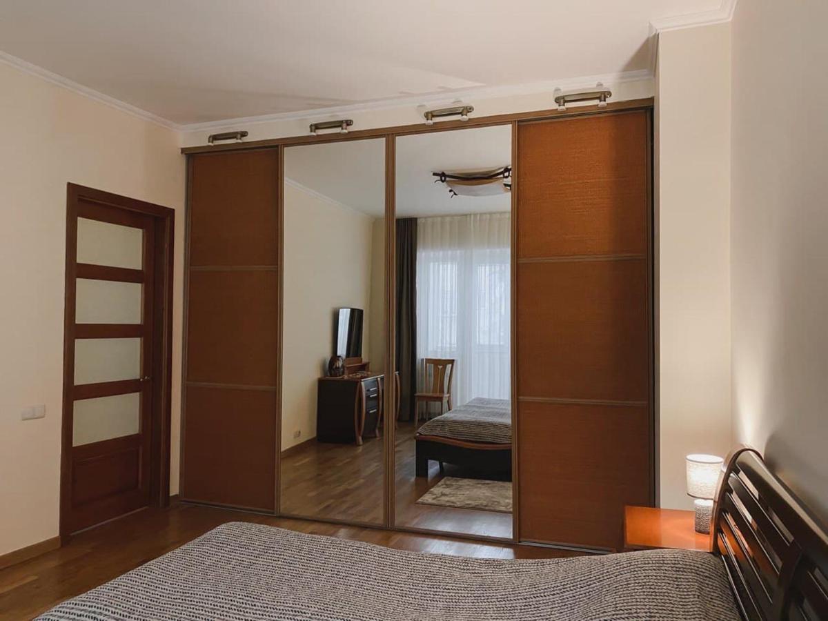 Family Apartment Near The University Chernivtsi Bagian luar foto