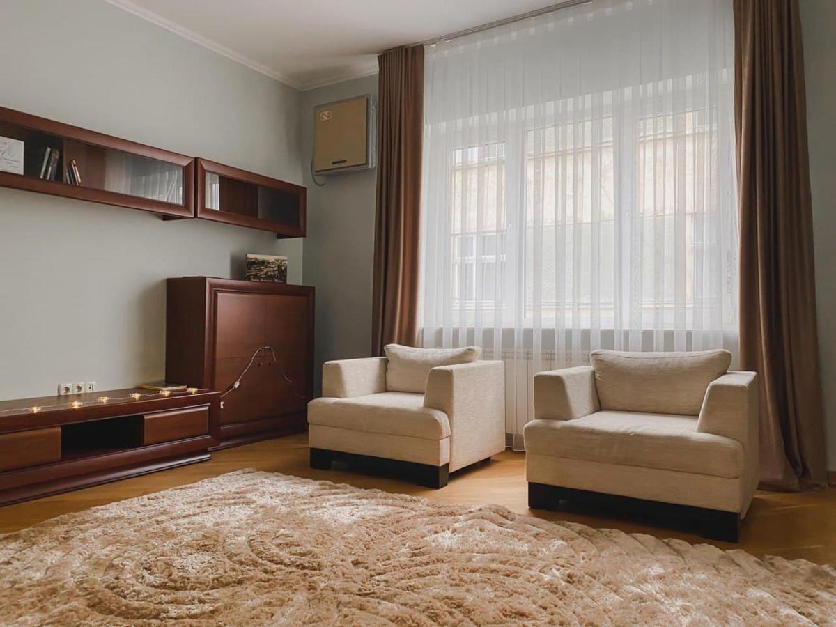 Family Apartment Near The University Chernivtsi Bagian luar foto