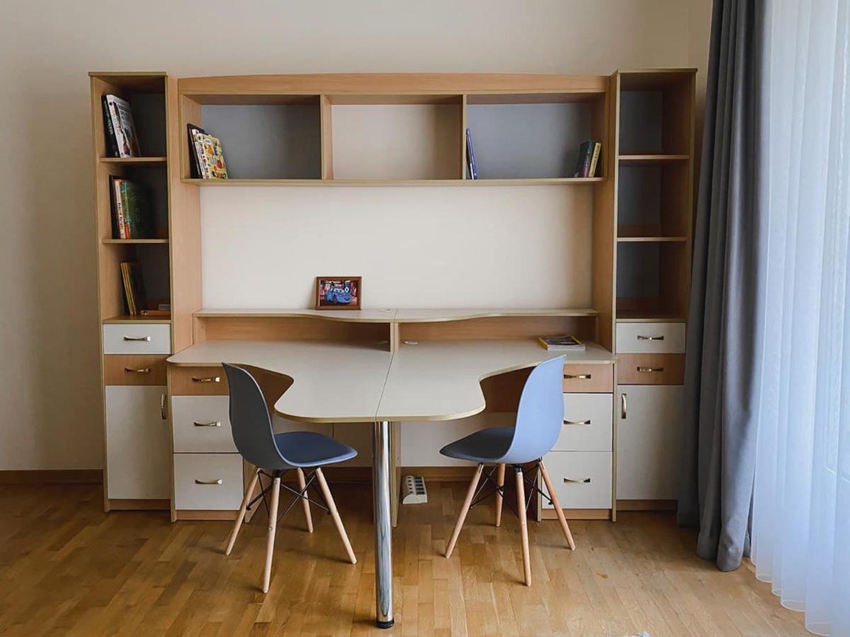 Family Apartment Near The University Chernivtsi Bagian luar foto