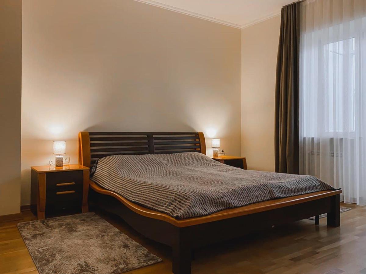 Family Apartment Near The University Chernivtsi Bagian luar foto