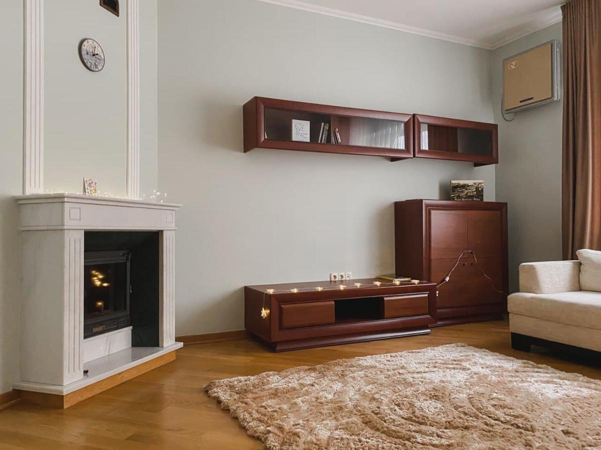 Family Apartment Near The University Chernivtsi Bagian luar foto