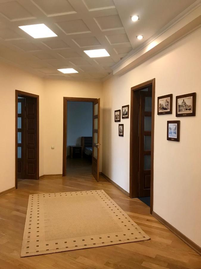 Family Apartment Near The University Chernivtsi Bagian luar foto