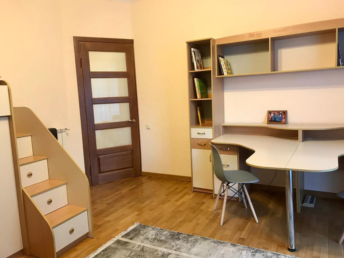 Family Apartment Near The University Chernivtsi Bagian luar foto