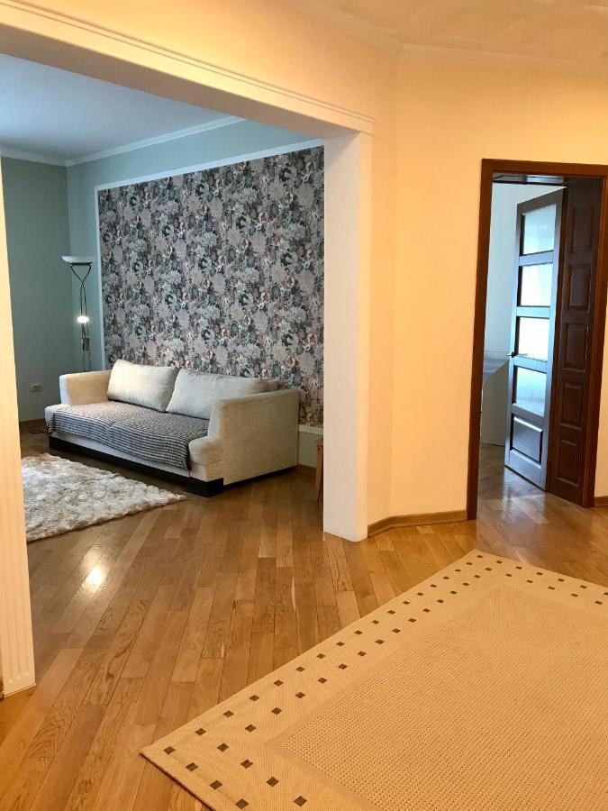 Family Apartment Near The University Chernivtsi Bagian luar foto