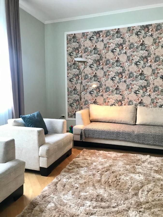 Family Apartment Near The University Chernivtsi Bagian luar foto