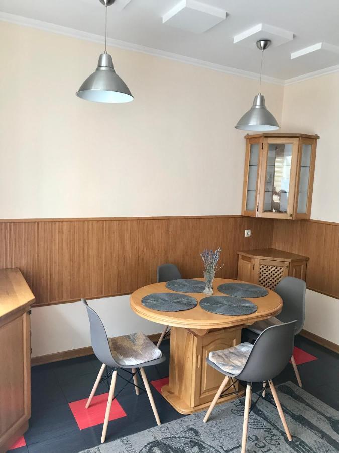 Family Apartment Near The University Chernivtsi Bagian luar foto