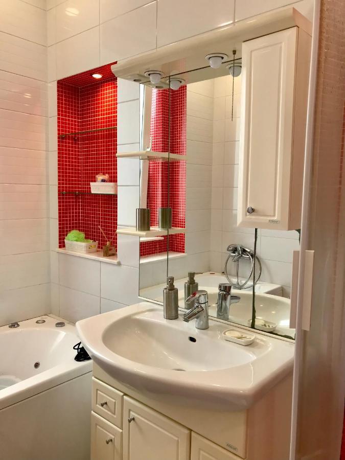 Family Apartment Near The University Chernivtsi Bagian luar foto