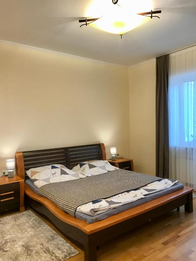 Family Apartment Near The University Chernivtsi Bagian luar foto