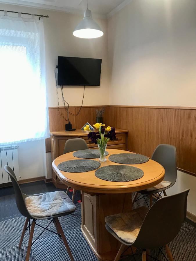 Family Apartment Near The University Chernivtsi Bagian luar foto