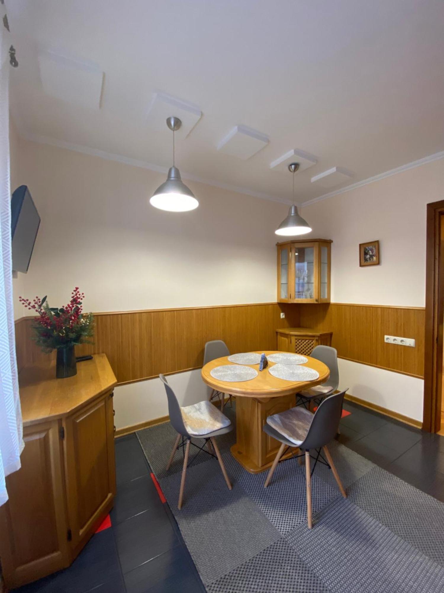 Family Apartment Near The University Chernivtsi Bagian luar foto