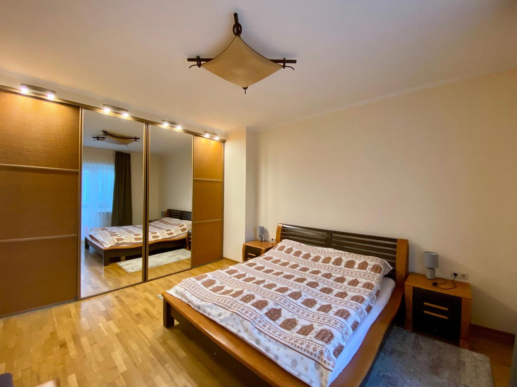 Family Apartment Near The University Chernivtsi Bagian luar foto