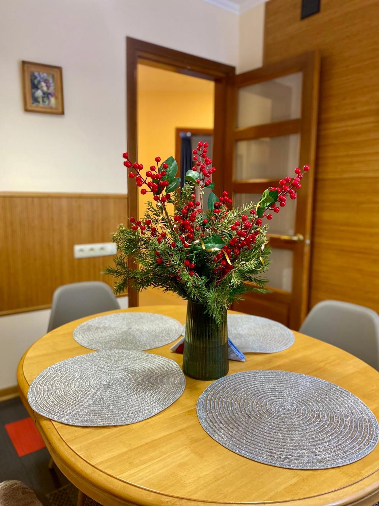 Family Apartment Near The University Chernivtsi Bagian luar foto